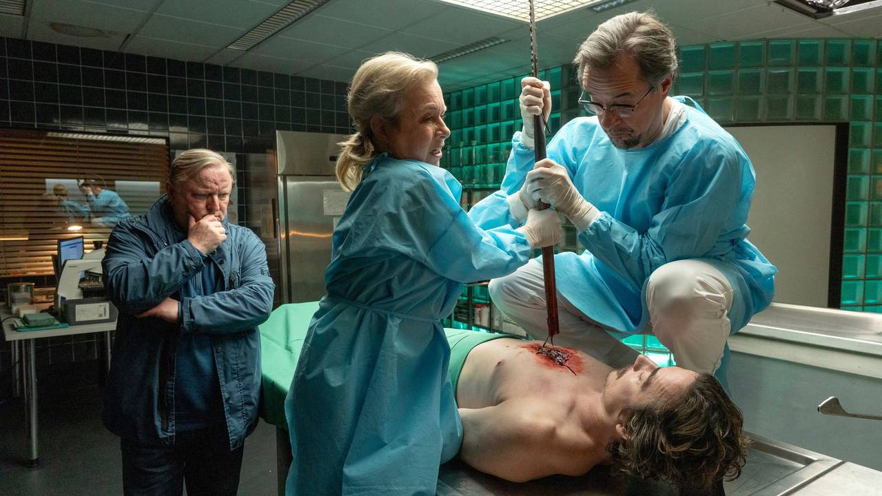 Silke „Alberich“ Haller (Christine Urspruch) und Dr. Karl-Friedrich Boerne (Jan Josef Liefers) leisten in der Gerichtsmedizin Schwerstarbeit. Links kann Frank Thiel (Axel Prahl) nur staunen.