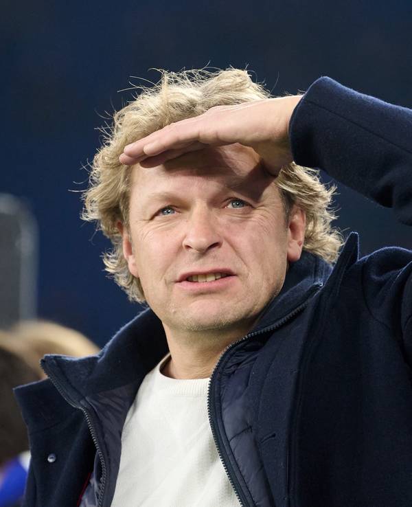 Youri Mulder guckt Richtung Tribüne.