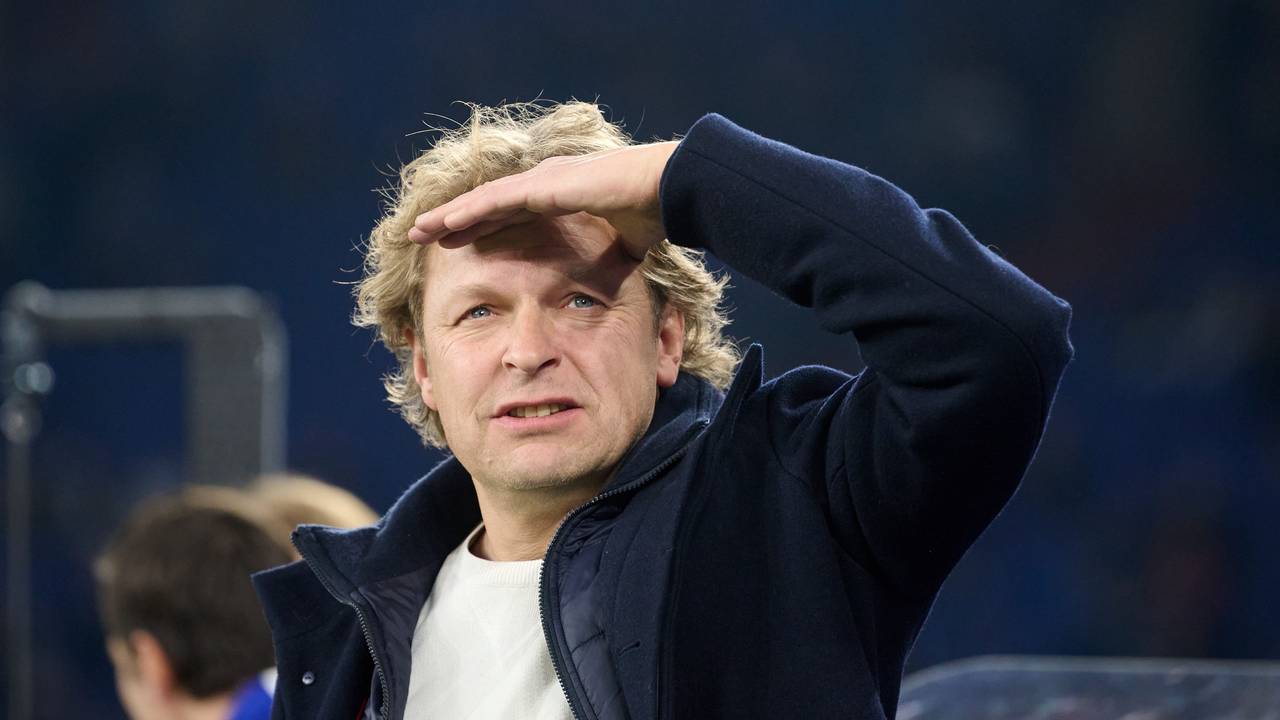 Youri Mulder guckt Richtung Tribüne.