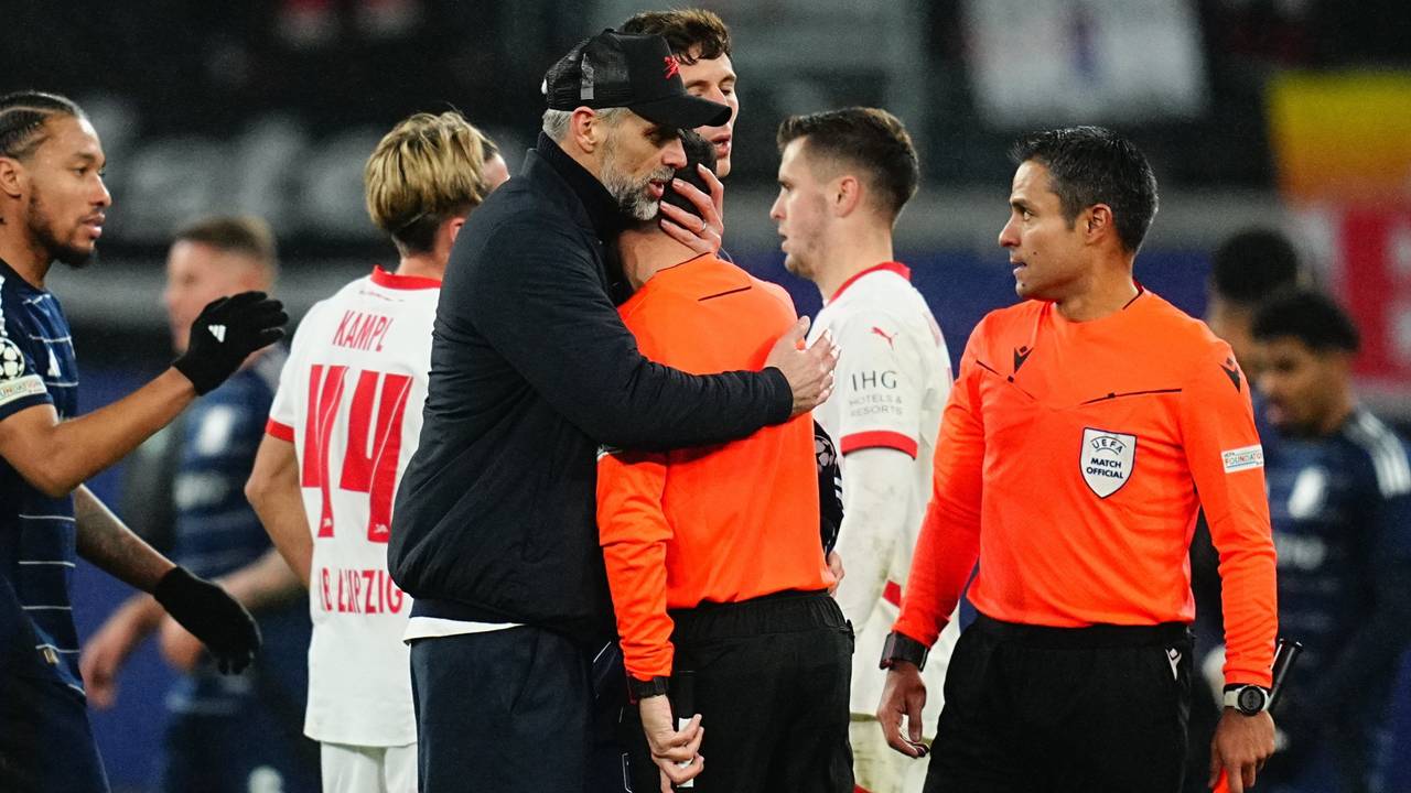 Marco Rose umarmt den weinenden Schiedsrichter-Assistenten.