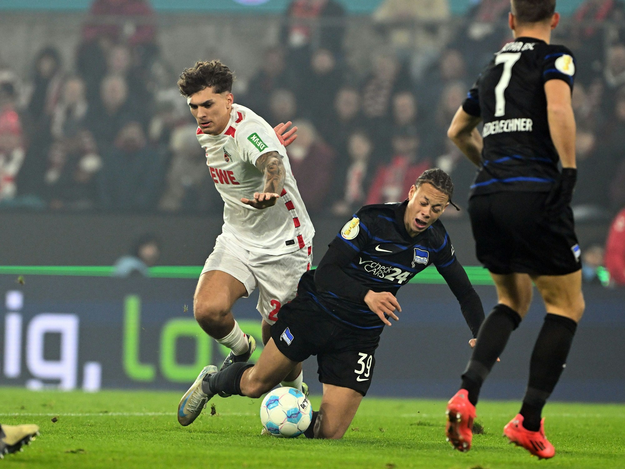 Julian Pauli foult Derry Scherhant.