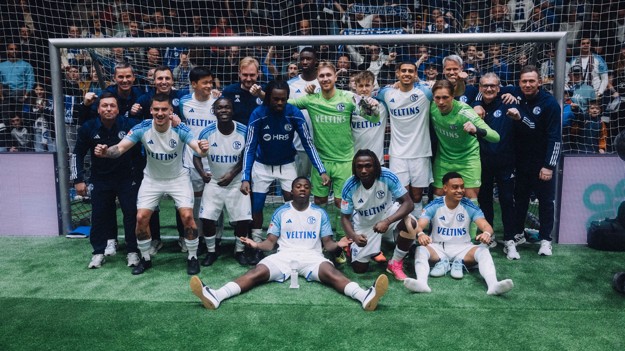 Schalke 04 bejubelt den Sieg in Gummersbach.