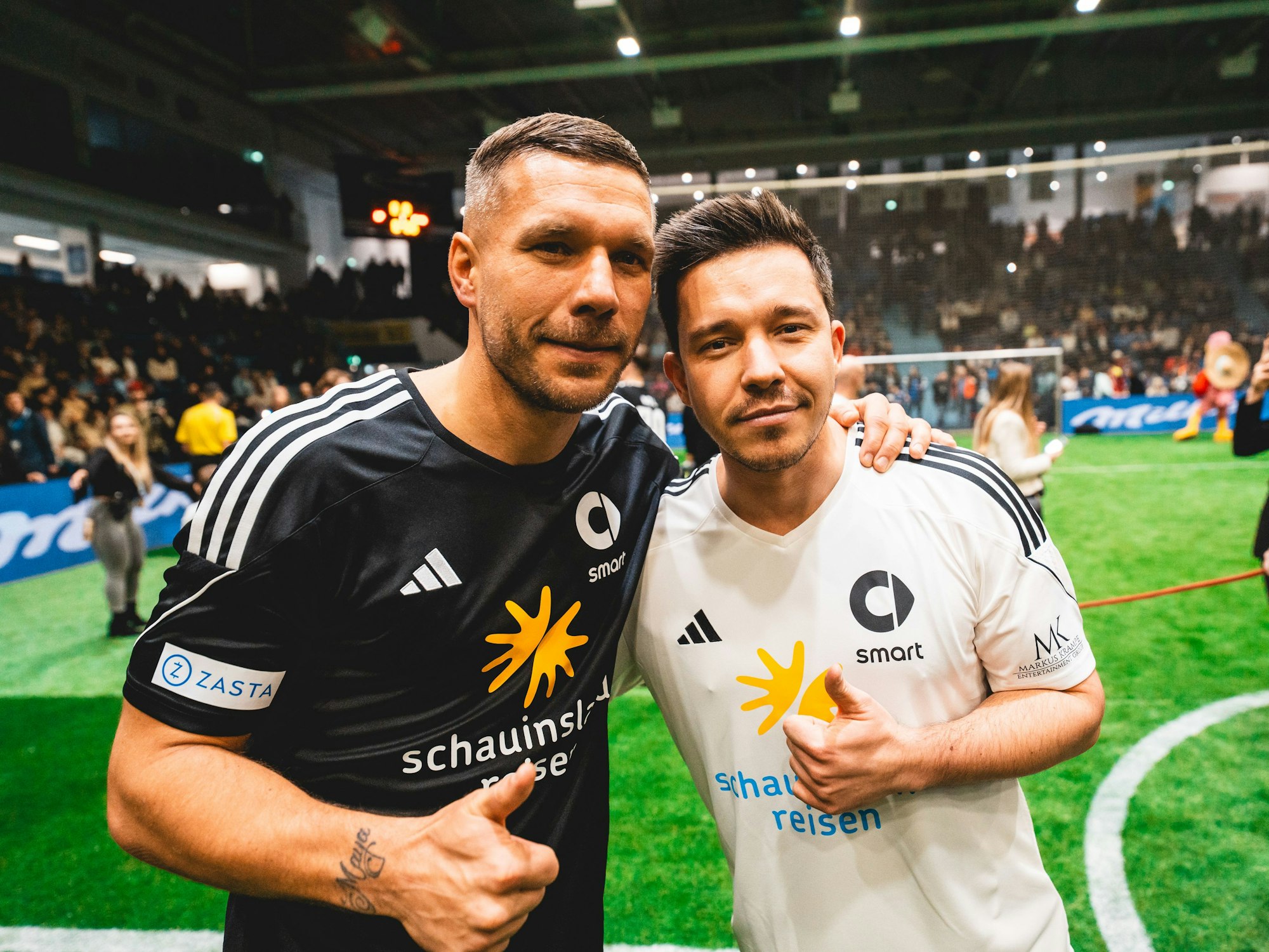 Lukas Podolski mit Nico Santos.