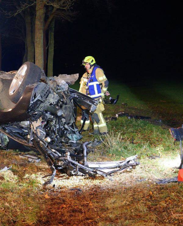 Einsatzkräfte stehen nach einem tödlichen Unfall an dem stark beschädigten Auto. Bei einem Verkehrsunfall in Delbrück bei Paderborn ist am 11. Dezember eine Frau ums Leben gekommen, zwei Personen wurden lebensgefährlich verletzt.