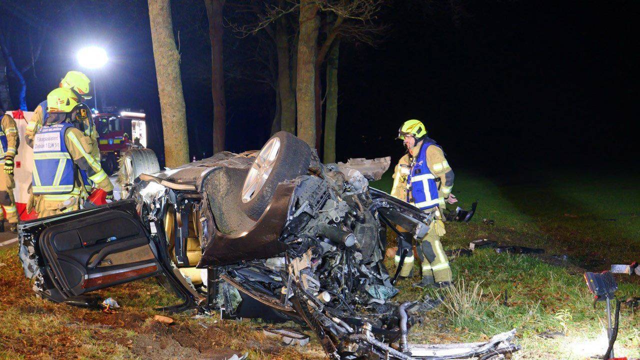 Einsatzkräfte stehen nach einem tödlichen Unfall an dem stark beschädigten Auto. Bei einem Verkehrsunfall in Delbrück bei Paderborn ist am 11. Dezember eine Frau ums Leben gekommen, zwei Personen wurden lebensgefährlich verletzt.