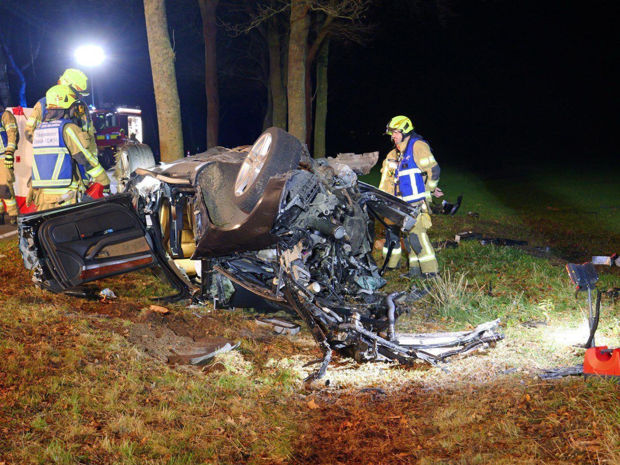 Einsatzkräfte stehen nach einem tödlichen Unfall an dem stark beschädigten Auto. Bei einem Verkehrsunfall in Delbrück bei Paderborn ist am 11. Dezember eine Frau ums Leben gekommen, zwei Personen wurden lebensgefährlich verletzt.