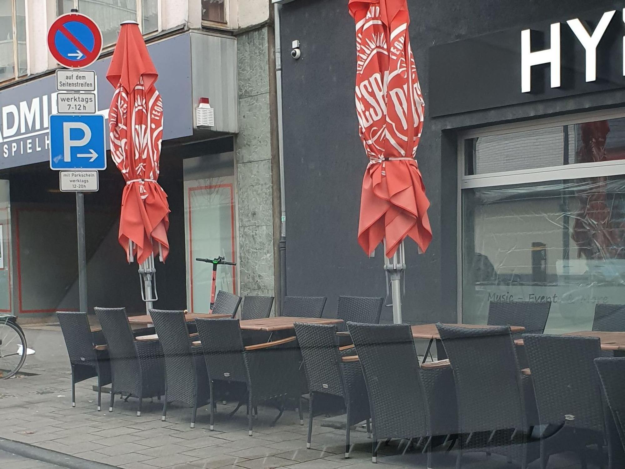 Gastro-Bestuhlung auf der Frankfurter Straße in Köln-Mülheim