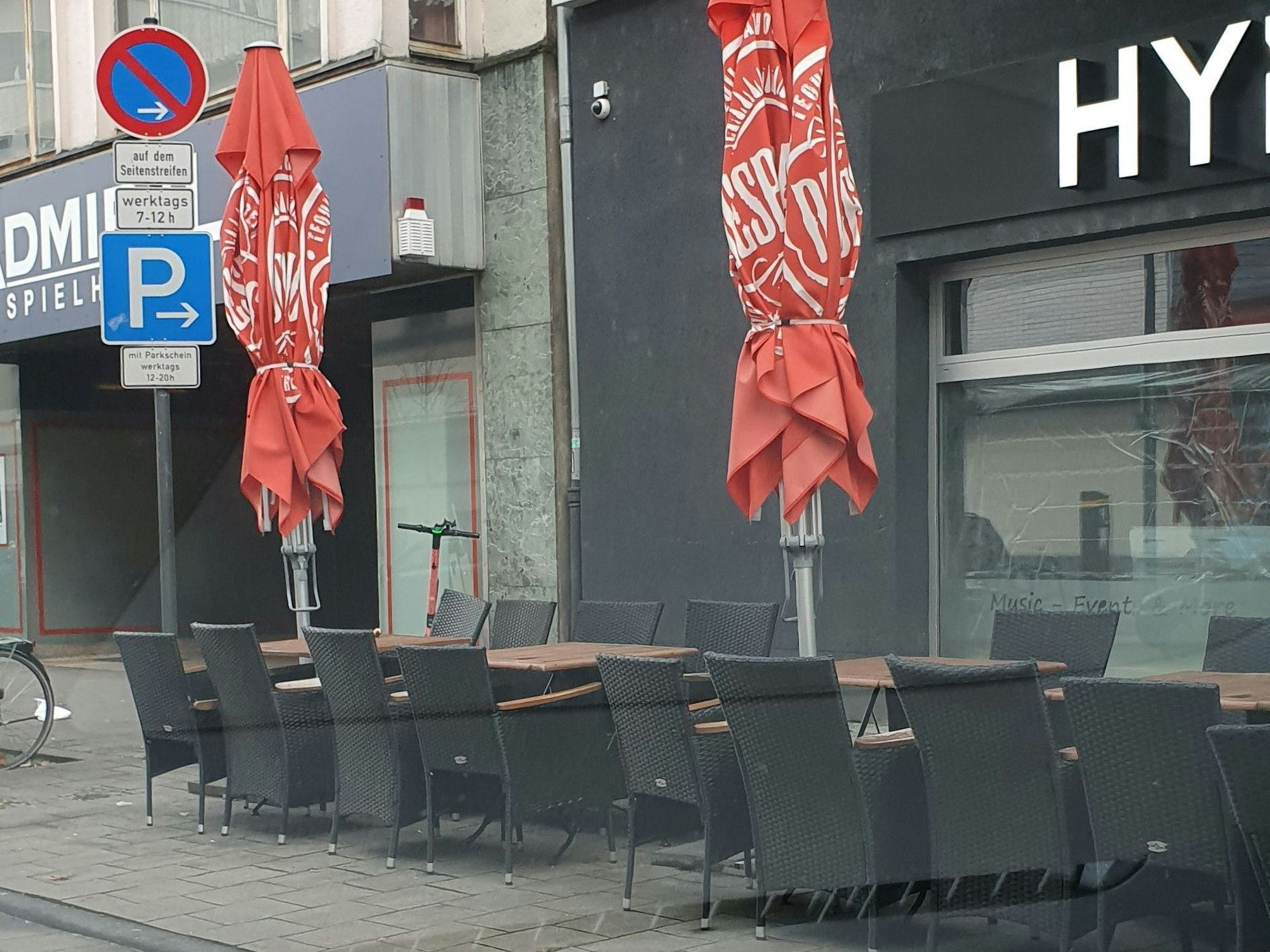 Gastro-Bestuhlung auf der Frankfurter Straße in Köln-Mülheim