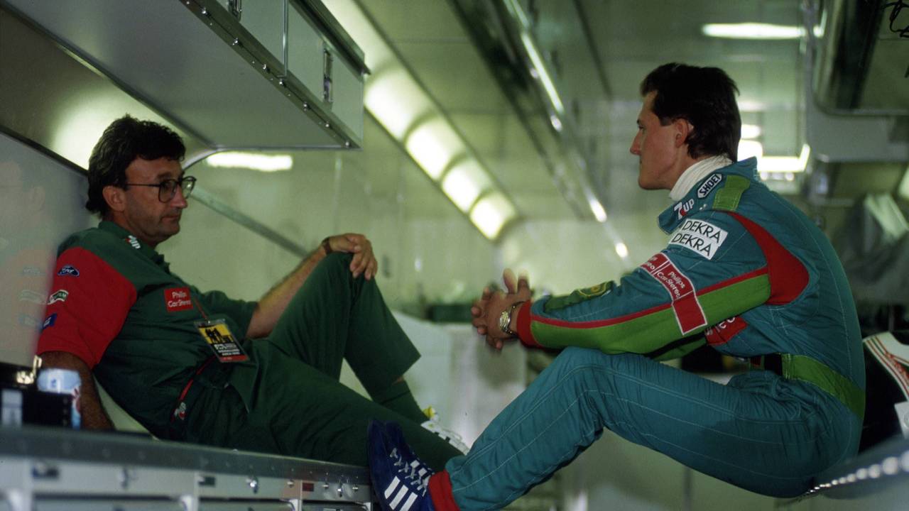 Michael Schumacher (Deutschland, re.) im Gespräch mit Teamchef Eddie Jordan.
