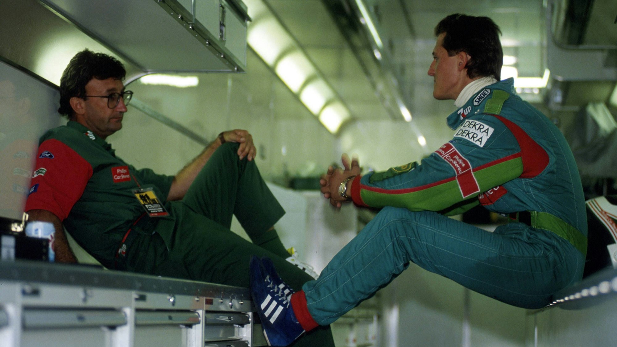 Michael Schumacher (Deutschland, re.) im Gespräch mit Teamchef Eddie Jordan.