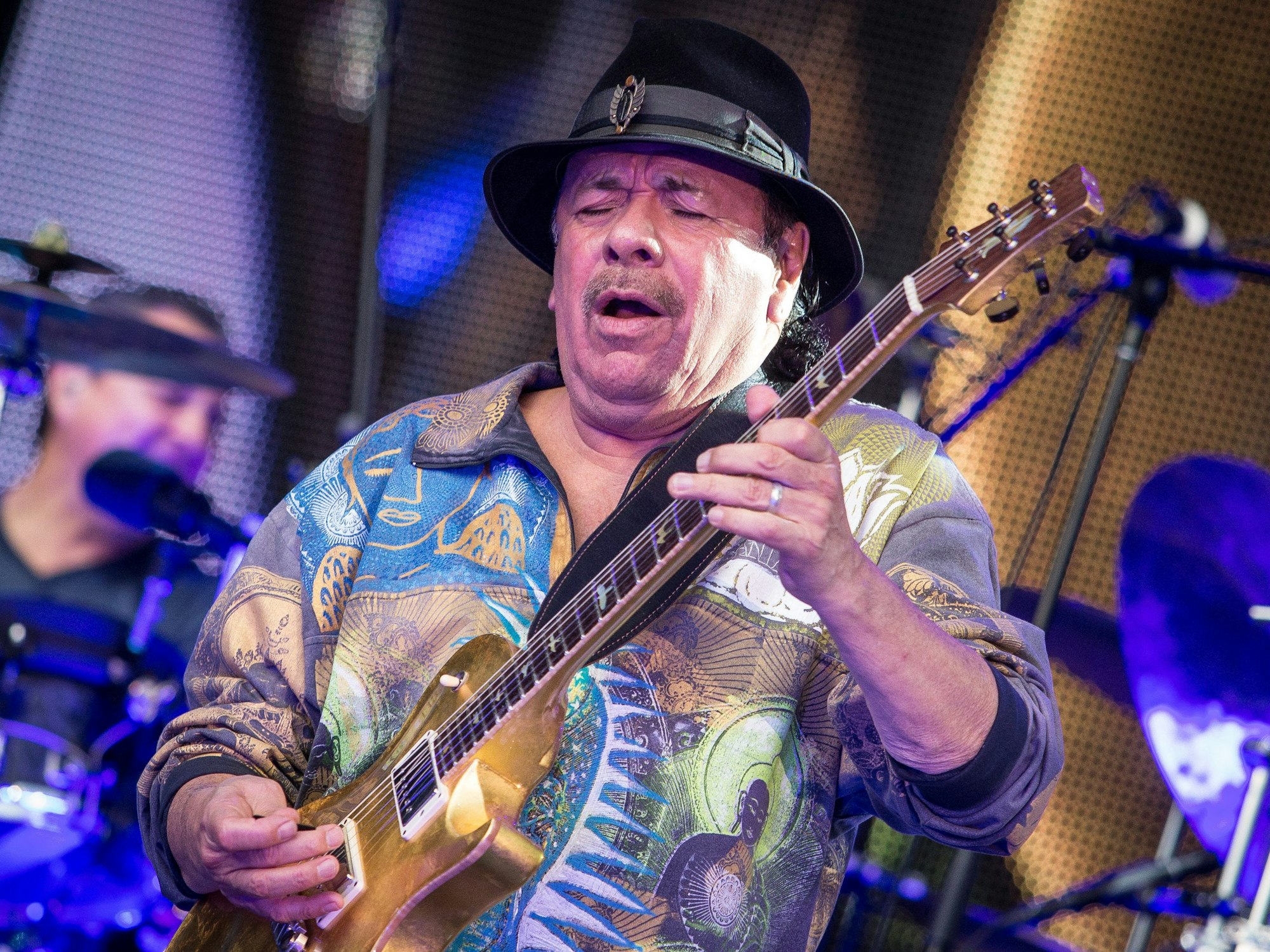 Carlos Santana mit seiner Gitarre bei einem Auftritt in Stuttgart.
