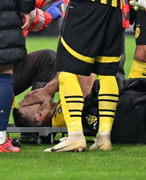 Dortmunds Nico Schlotterbeck liegt verletzt auf einer Trage.
