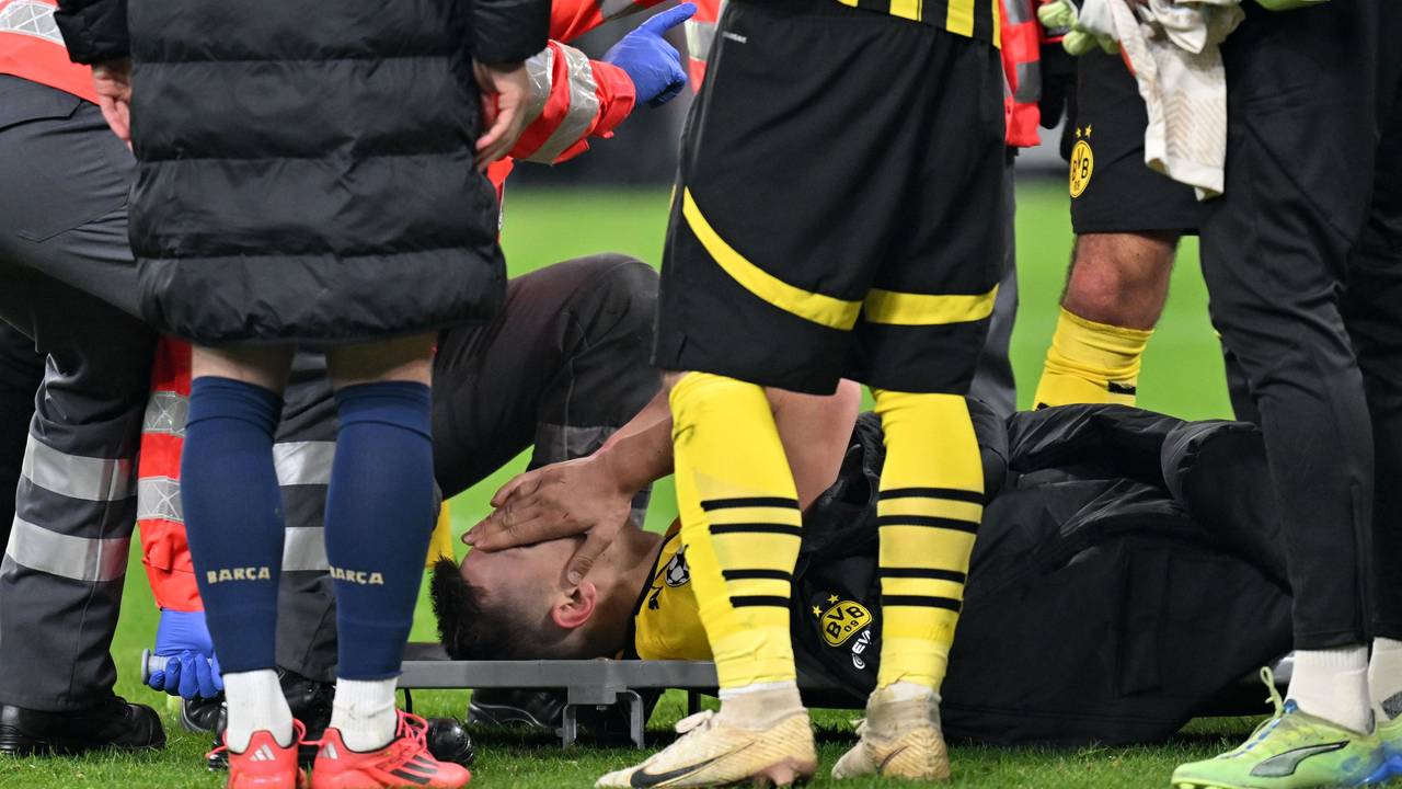 Dortmunds Nico Schlotterbeck liegt verletzt auf einer Trage.