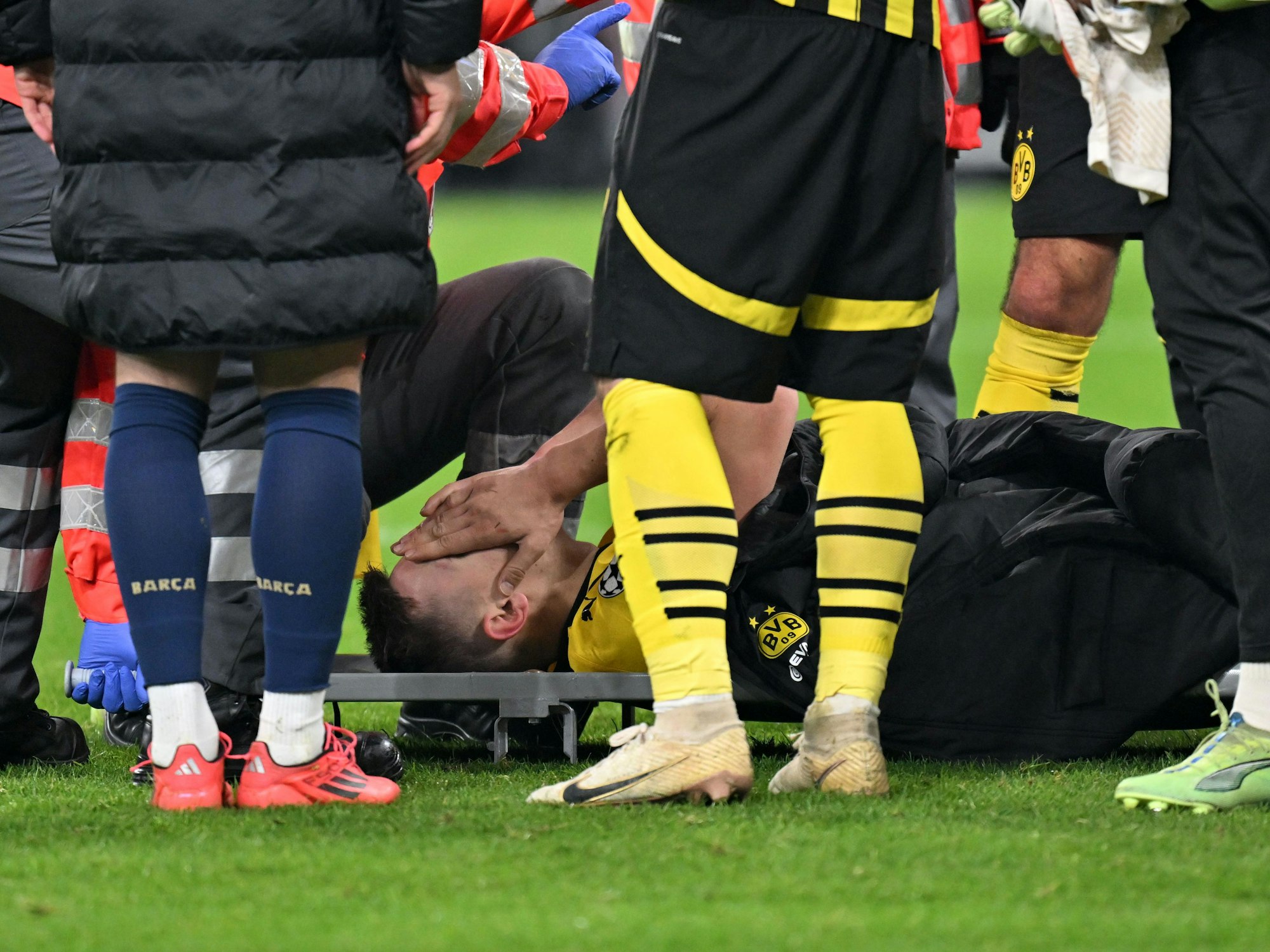 Dortmunds Nico Schlotterbeck liegt verletzt auf einer Trage.