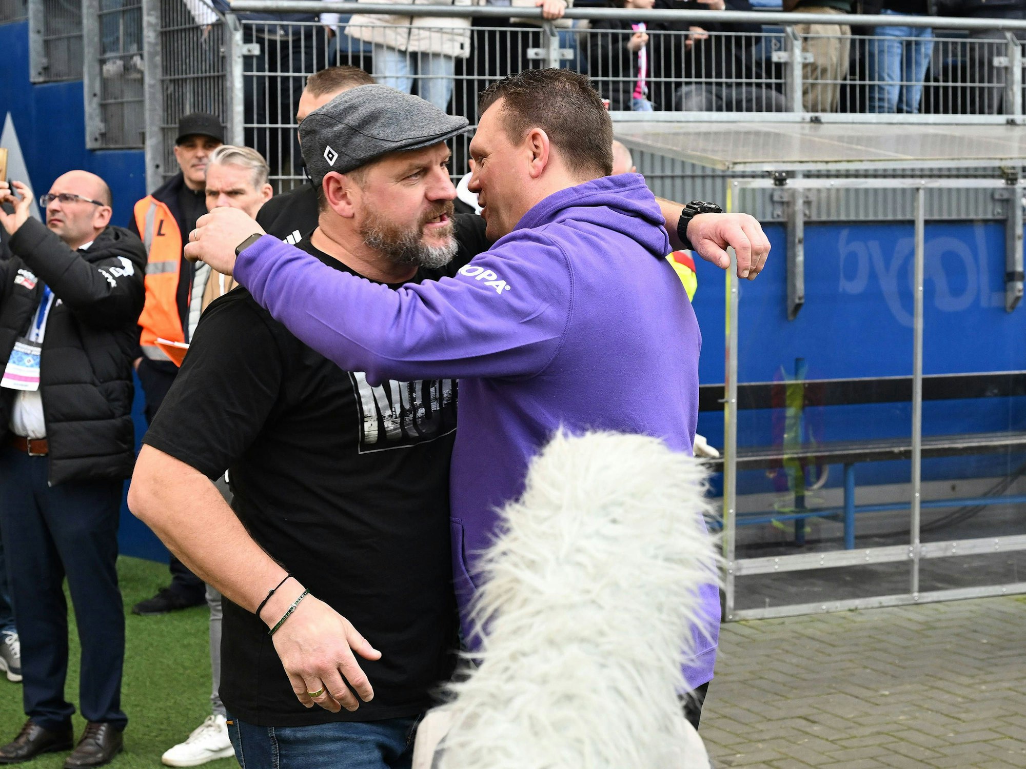 Uwe Koschinat und Steffen Baumgart vor dem Spiel am Spielfeldrand.