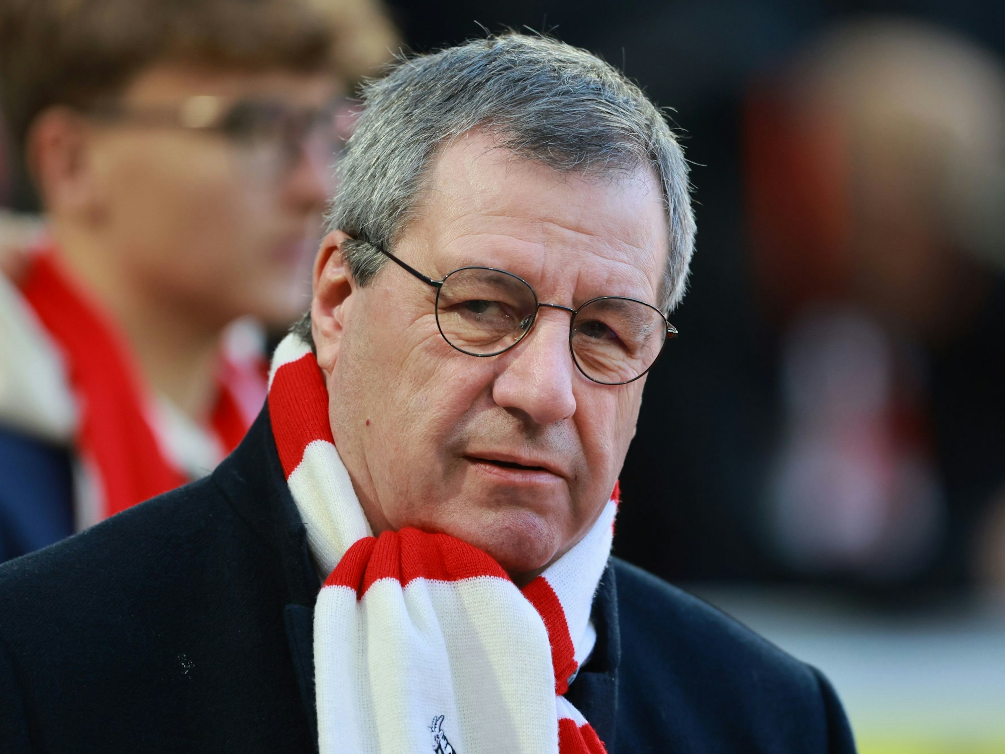 Werner Wolf (1. FC Köln) mit FC-Schal.