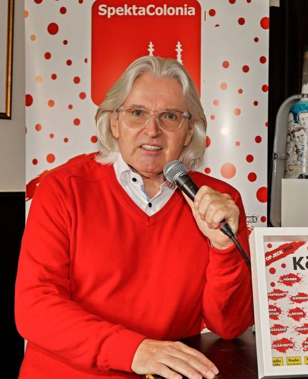 Jürgen Hoppe mit seinem Karnevalssampler.