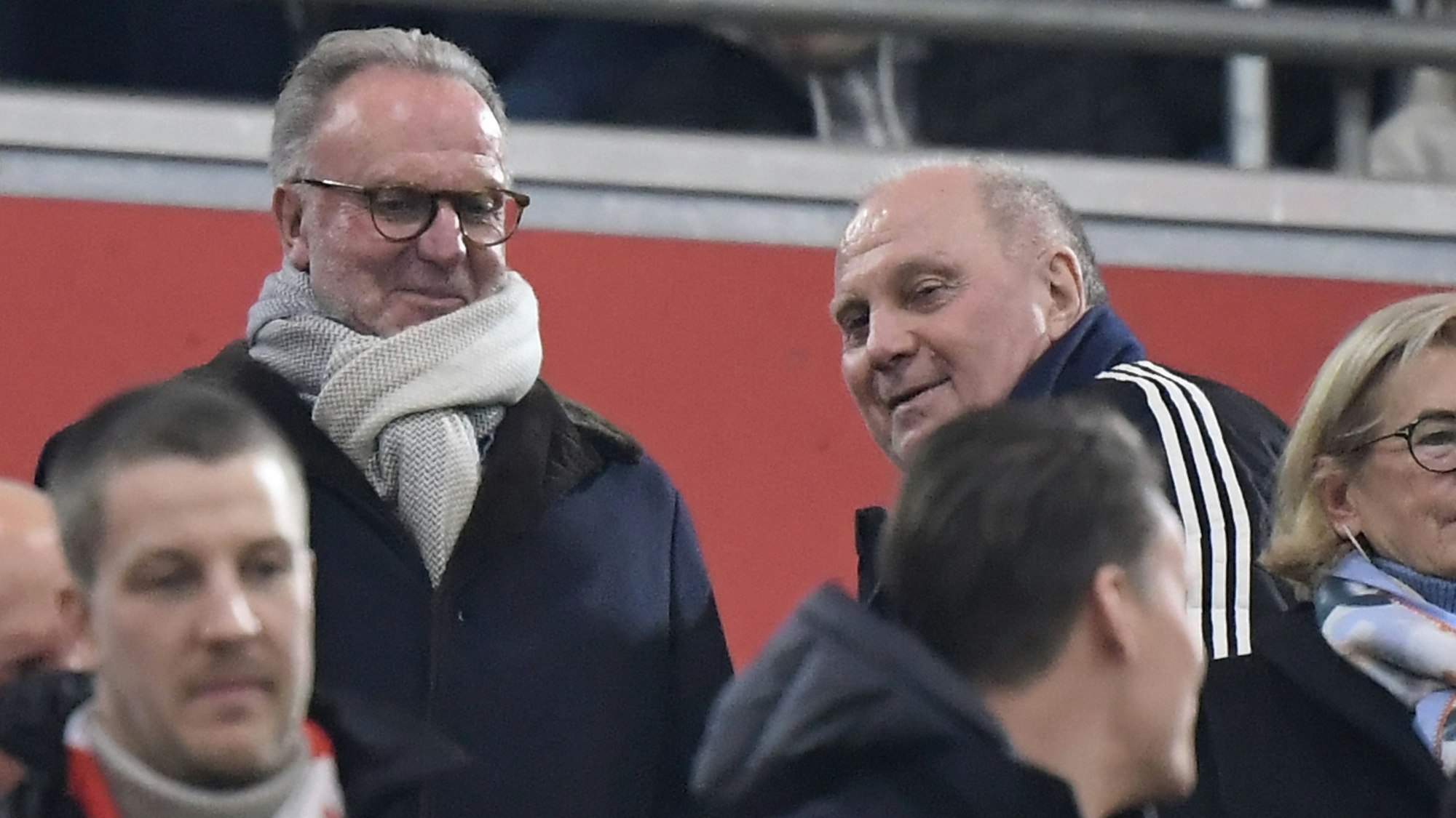 Karl-Heinz Rummenigge (l.) und Uli Hoeneß auf der Tribüne.