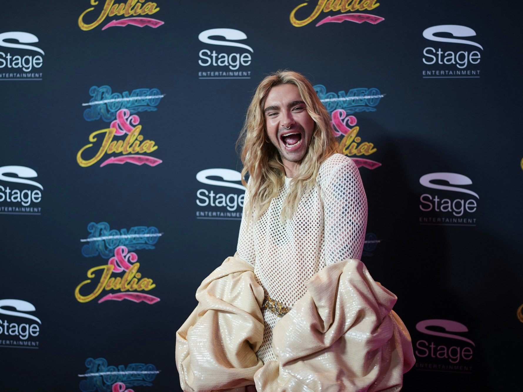 Bill Kaulitz, Sänger von Tokio Hotel, geht über den roten Teppich zur Deutschlandpremiere des Broadway-Musicals „& Julia“ im Stage Operettenhaus.