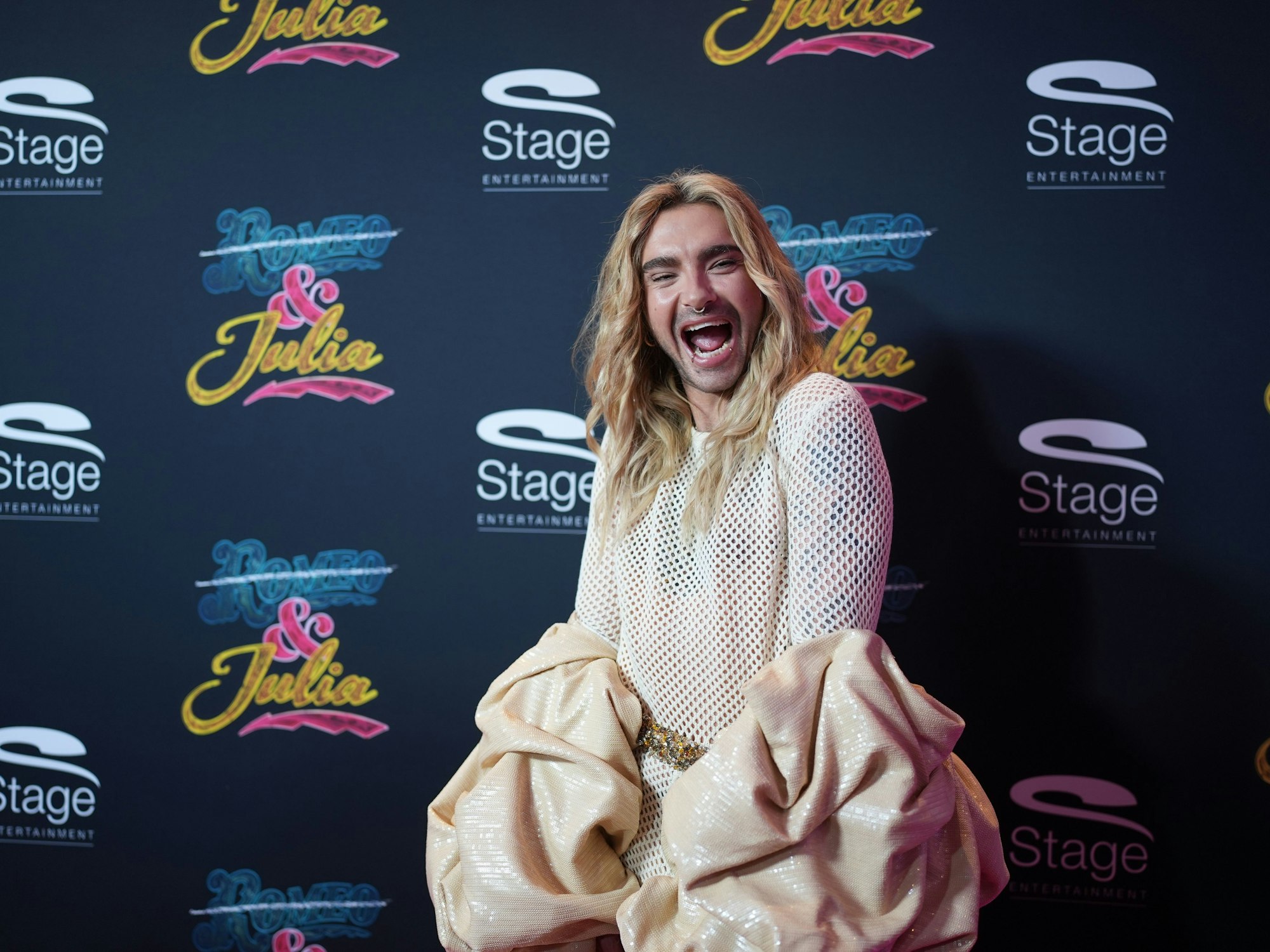 Bill Kaulitz, Sänger von Tokio Hotel, geht über den roten Teppich zur Deutschlandpremiere des Broadway-Musicals „& Julia“ im Stage Operettenhaus.