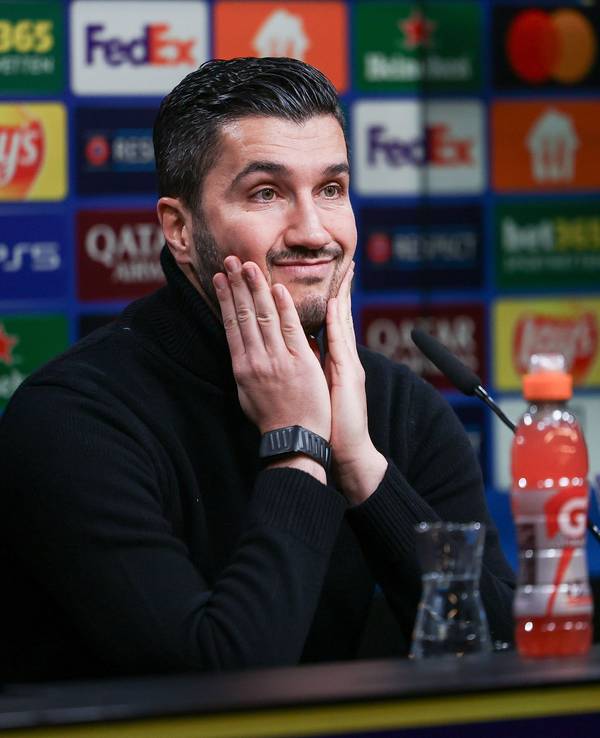 Nuri Sahin lächelt gequält auf einer Pressekonferenz.