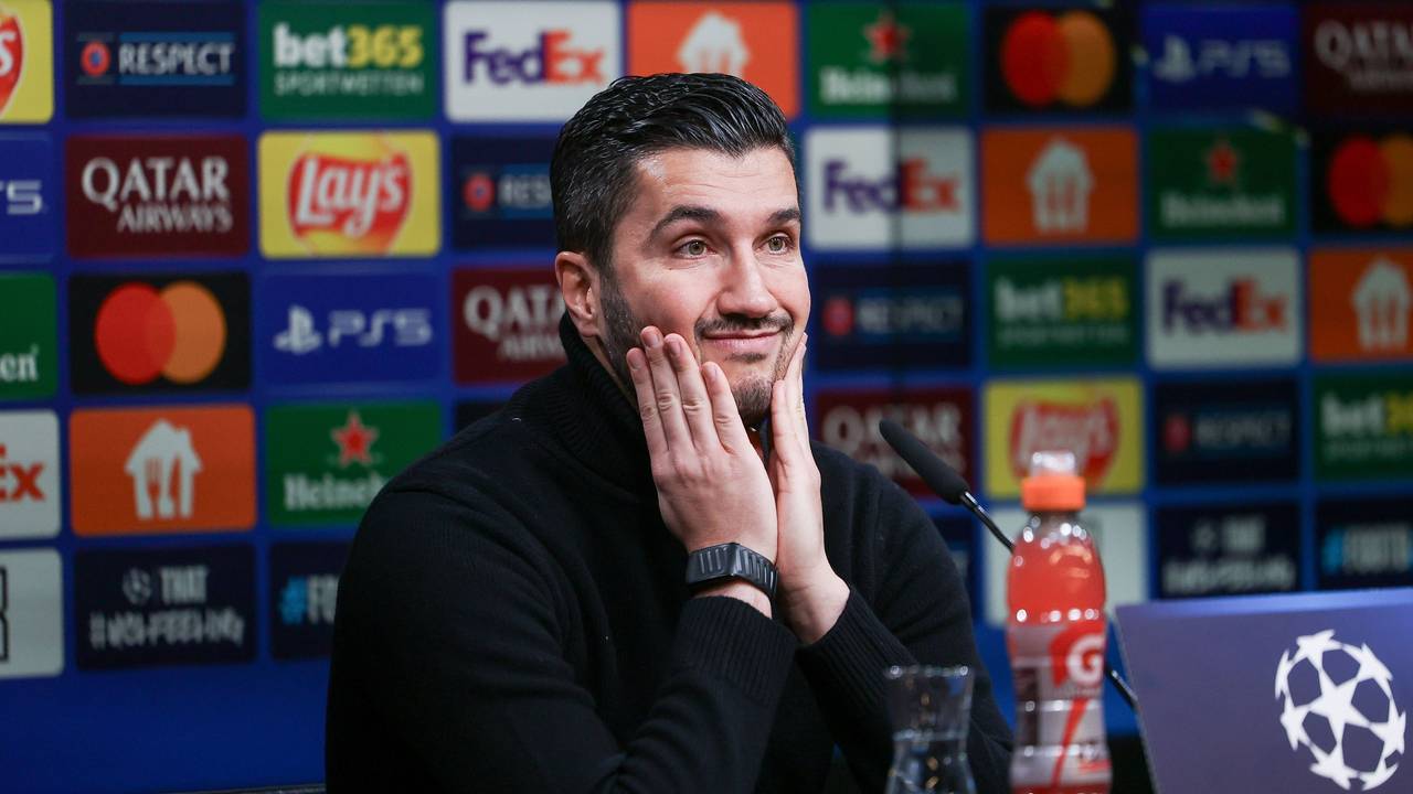 Nuri Sahin lächelt gequält auf einer Pressekonferenz.