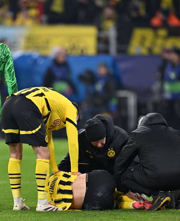 Dortmunds Nico Schlotterbeck liegt verletzt am Boden und wird behandelt.
