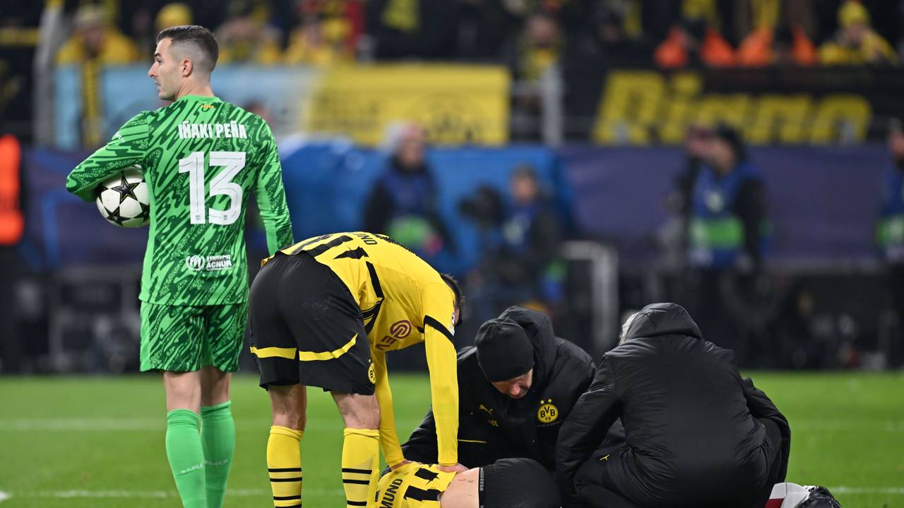 Dortmunds Nico Schlotterbeck liegt verletzt am Boden und wird behandelt.
