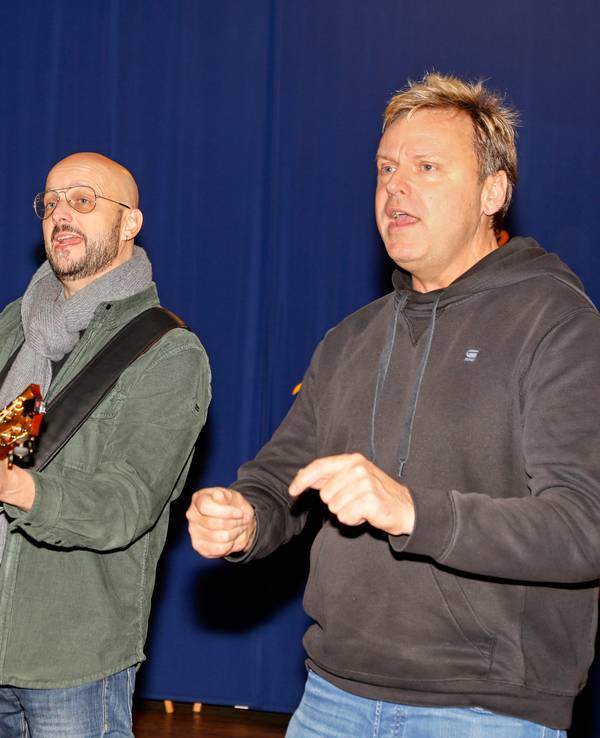 Bläck Fööss singen bei Roman-Vorstellung.
