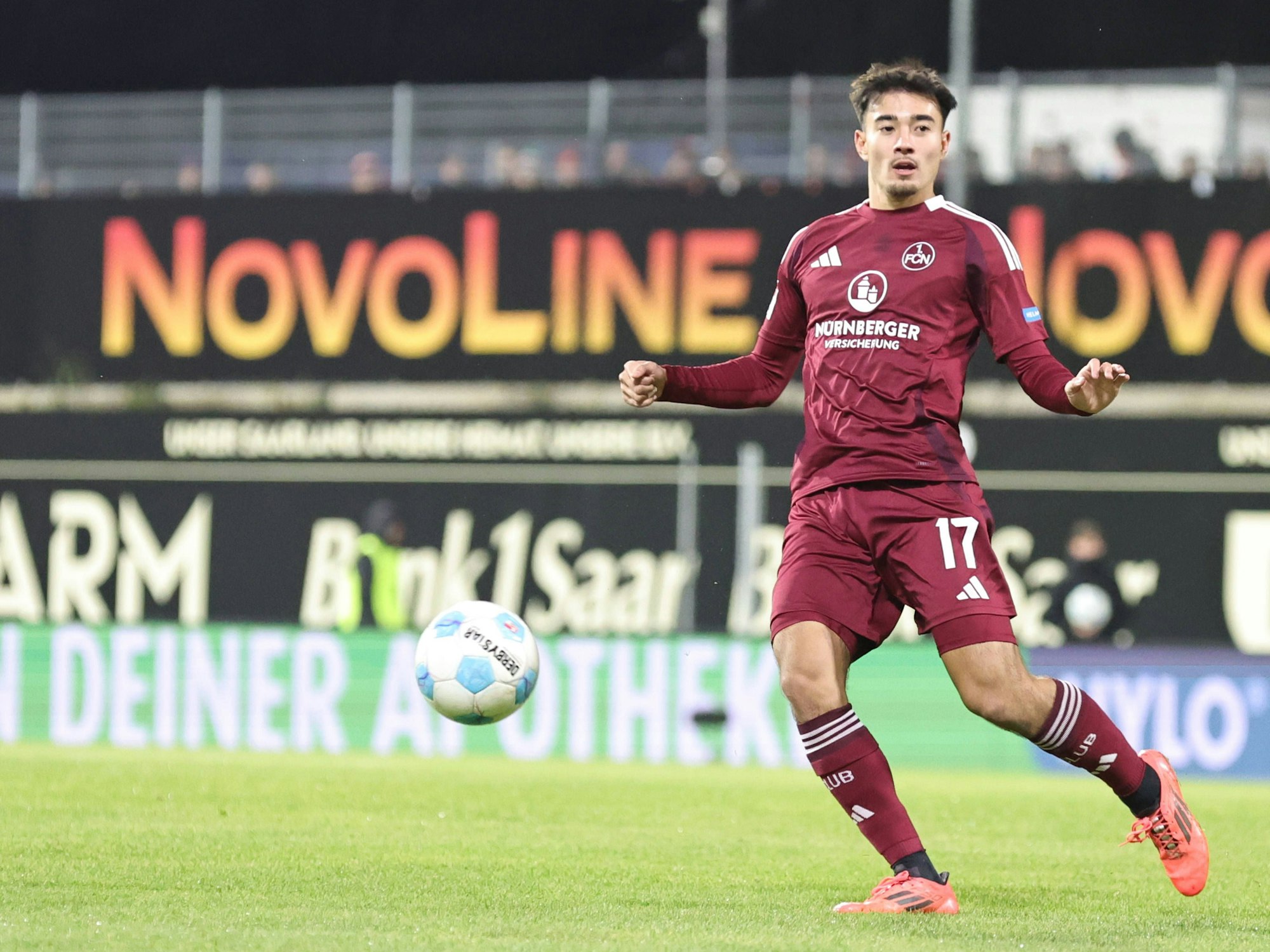 Jens Castrop auf dem Platz im Trikot des 1. FC Nürnberg.