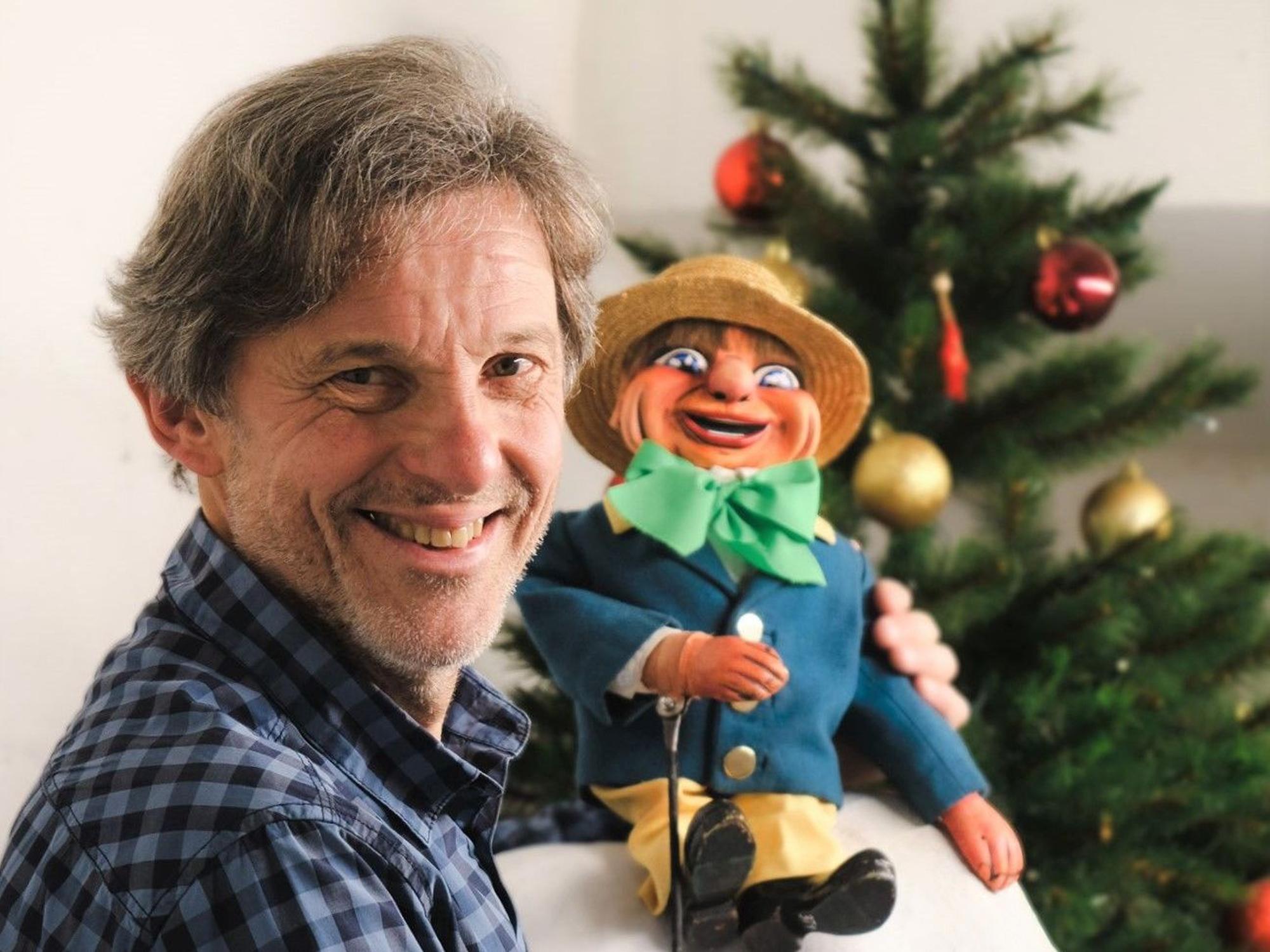 Charly Kemmerling mit seiner Puppe Speimanes.