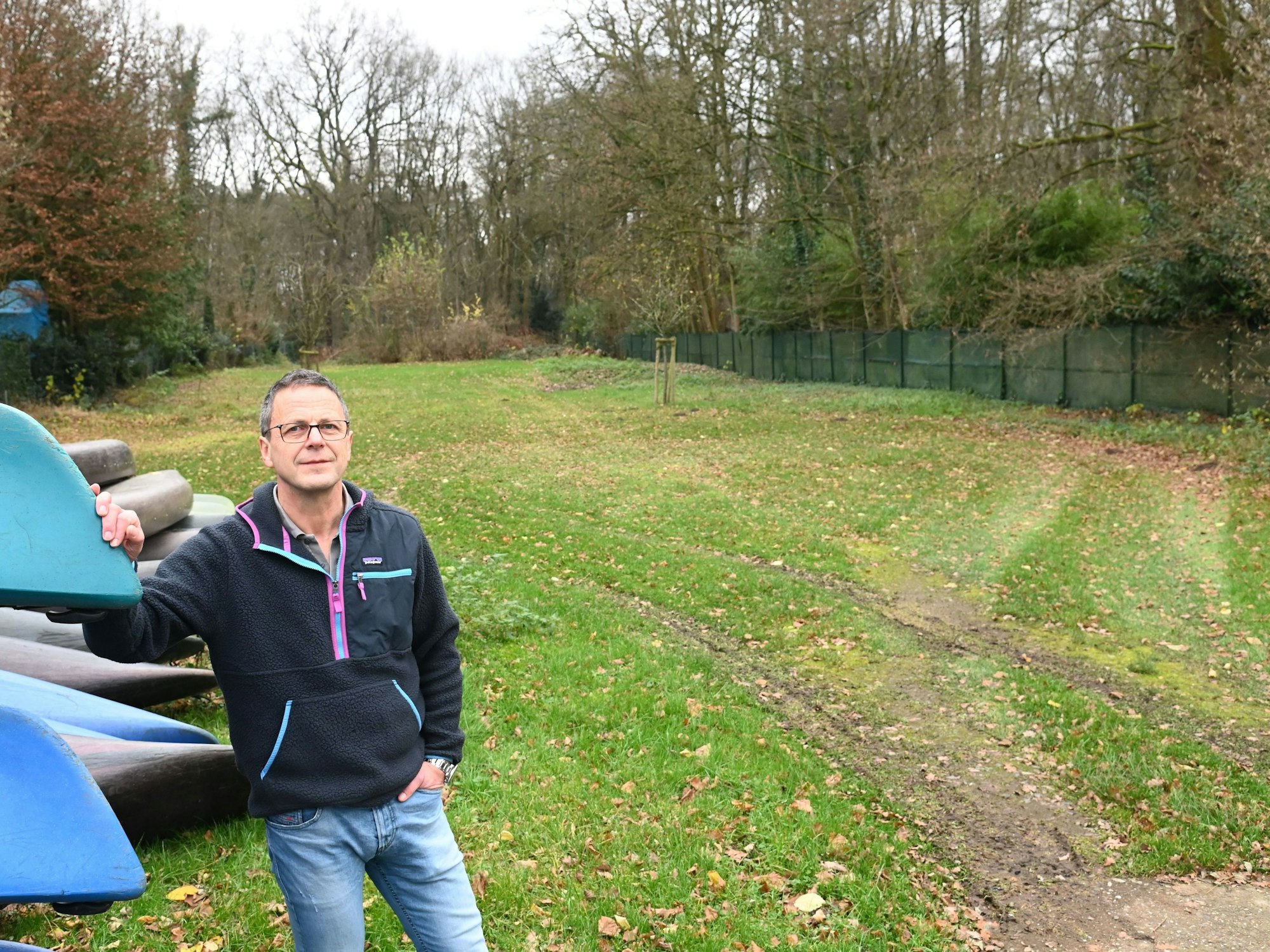 Ein Mann steht auf einer Wiese.