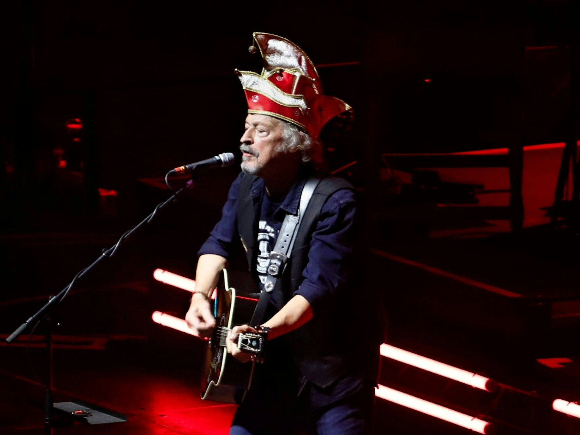 Wolfgang Niedecken beim Auftritt auf der Bühne.