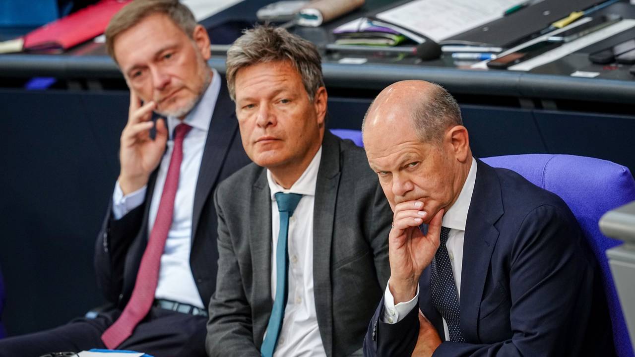 Christian Lindner (FDP), Robert Habeck (Die Grünen), Olaf Scholz (SPD, von links): Die Fraktionen der ehemaligen Ampel-Regierung haben sich auf steuerliche Entlastungen für Bürgerinnen und Bürger geeinigt.