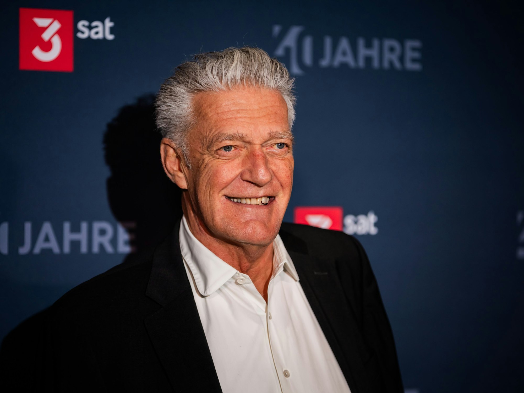 Max Moor, Moderator, kommt zum Empfang zu 40 Jahre 3sat in der Botschaft Österreichs.