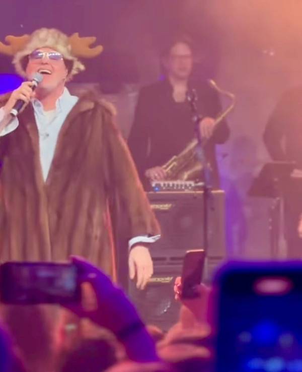 Zur Überraschung aller lieferte Stefan Raab auf der RTL-Weihnachtsfeier ein Überraschungsauftritt auf der Bühne ab.