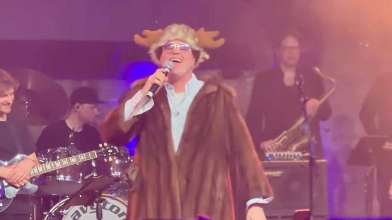 Zur Überraschung aller lieferte Stefan Raab auf der RTL-Weihnachtsfeier ein Überraschungsauftritt auf der Bühne ab.