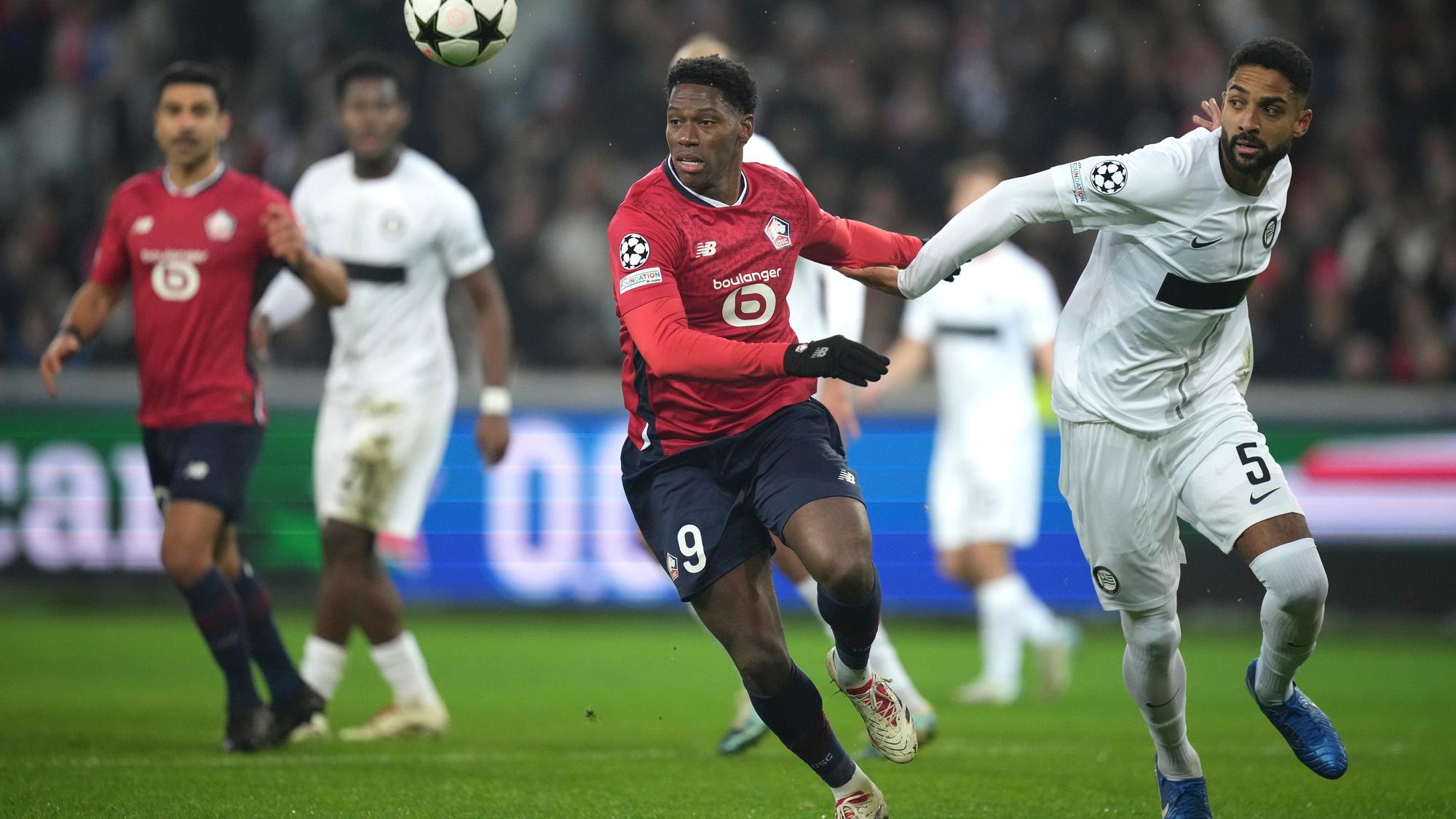 Kampf um den Ball in der Champions League zwischen Jonathan David und Gregory Wüthrich.