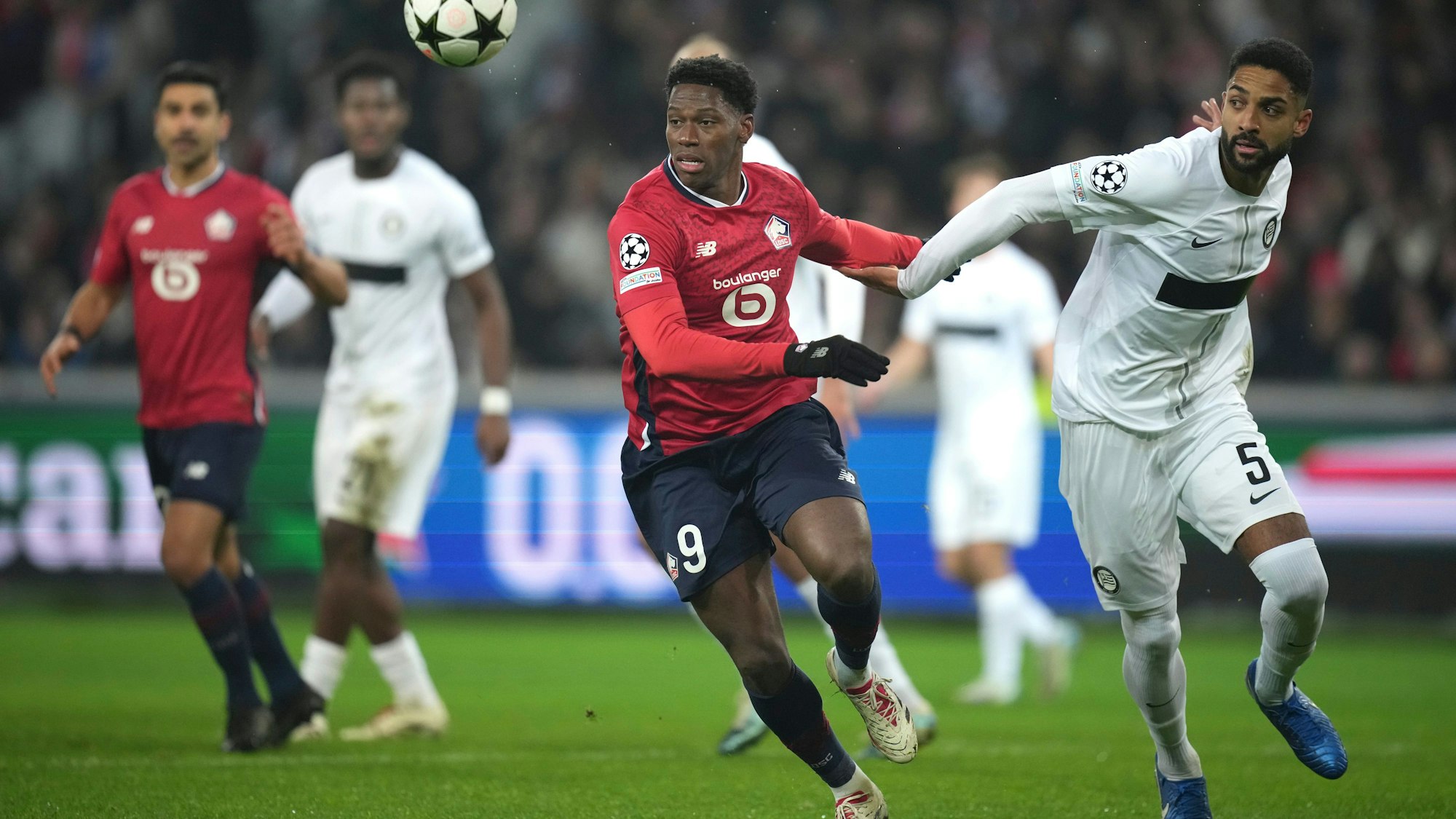 Kampf um den Ball in der Champions League zwischen Jonathan David und Gregory Wüthrich.