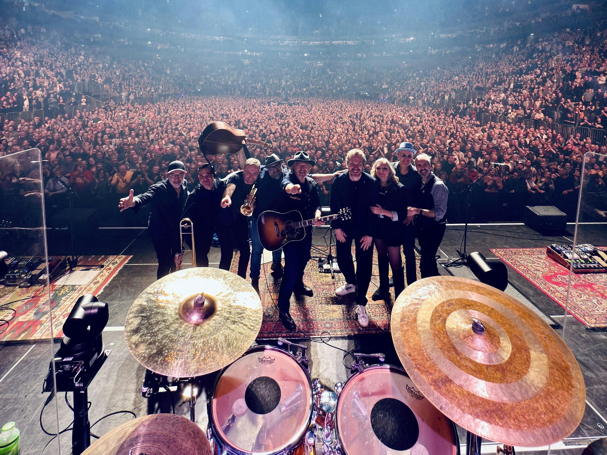 BAP stehen auf der Bühne.