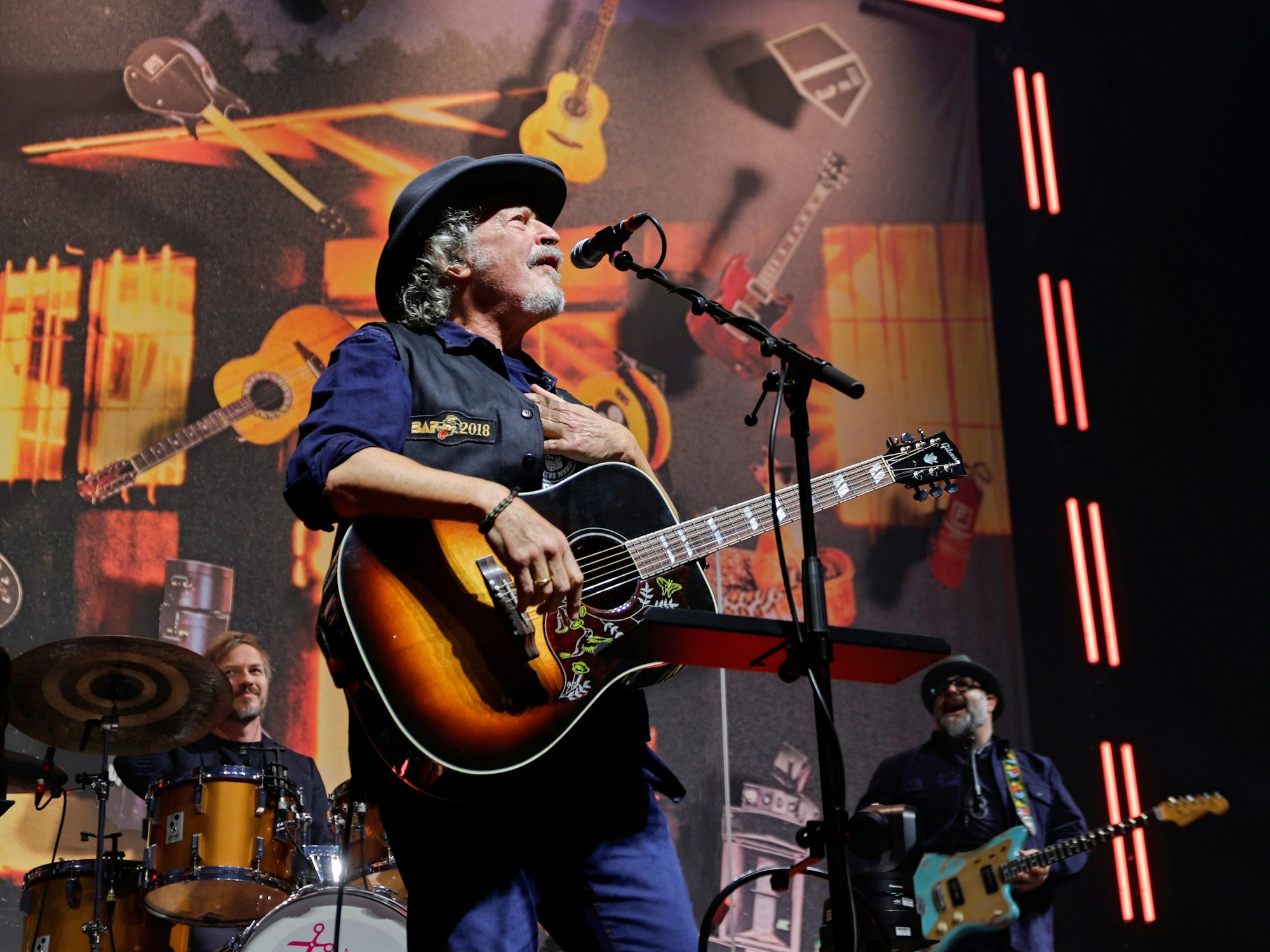 Wolfgang Niedecken steht auf der Bühne.