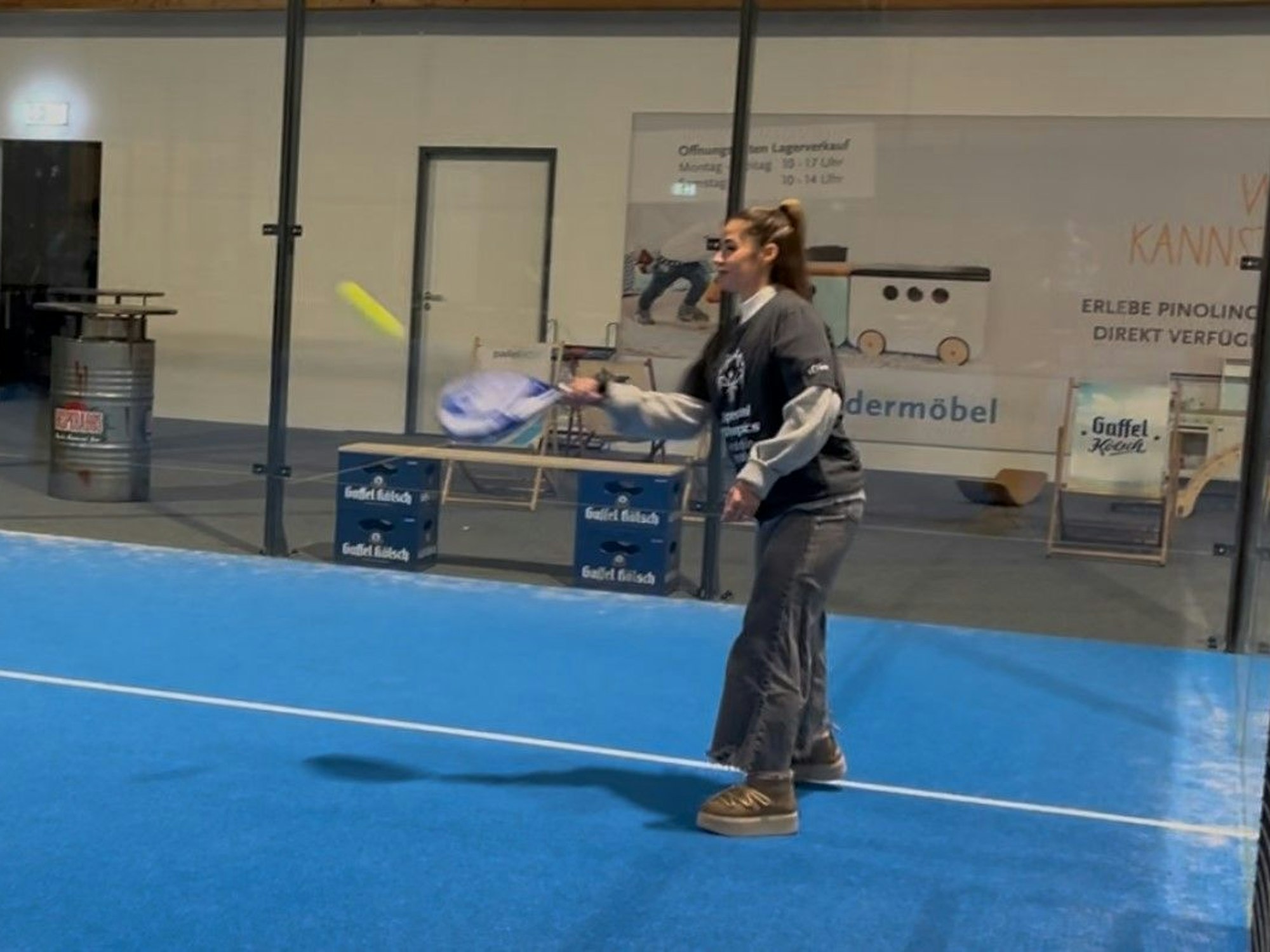 Sarah Engels schwingt den Padel-Schläger.