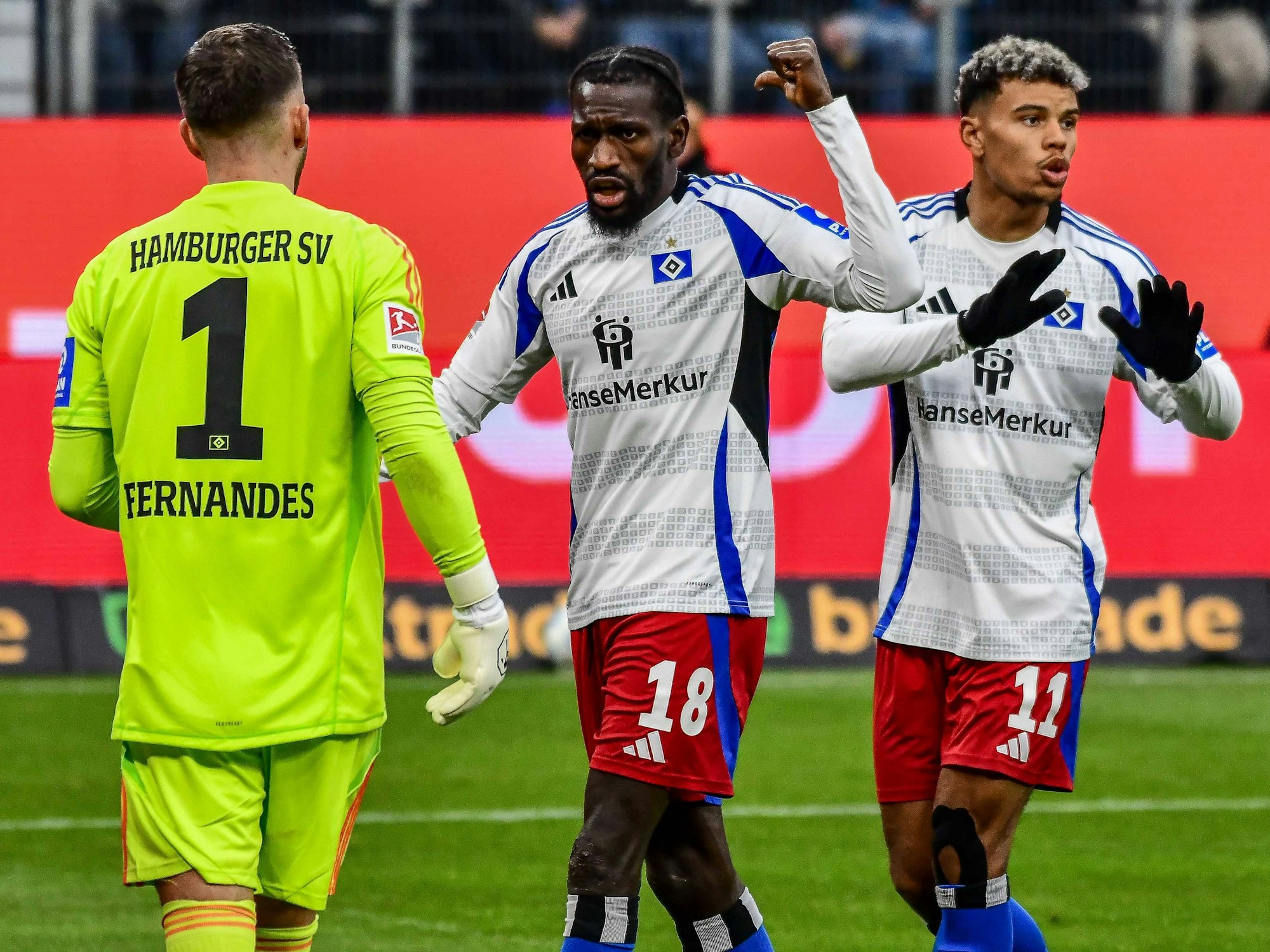 Bakery Jatta mit seinen Teamkollegen Daniel Heuer Fernandes und Ransford-Yeboah Königsdörffer beim Spiel gegen Darmstadt 98.
