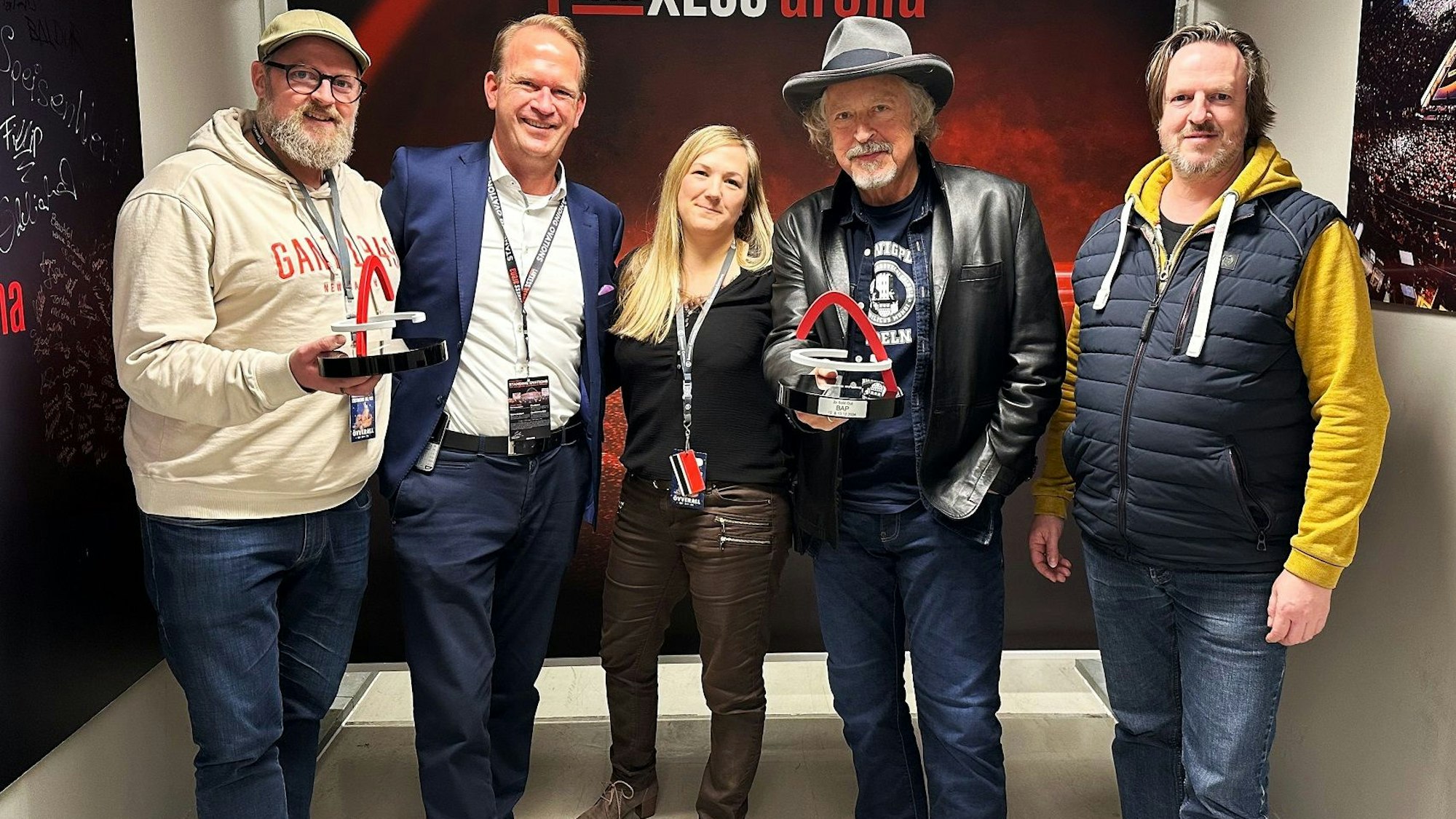 Wolfgang Niedecken mit Award der Lanxess-Arena.