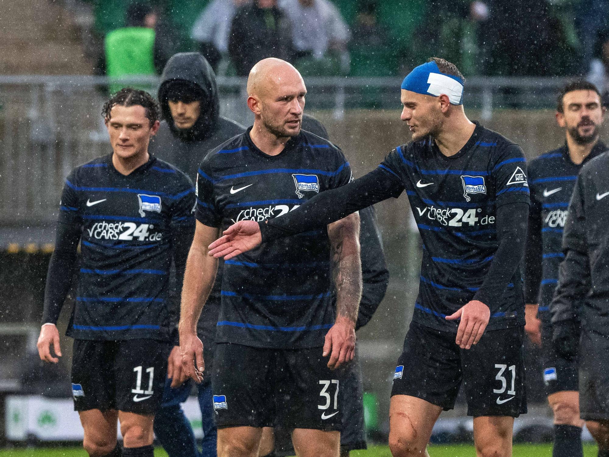 Fabian Reese mit seinen Teamkollegen Toni Leistner und Marton Dardai nach der Niederlage bei Greuther Fürth.