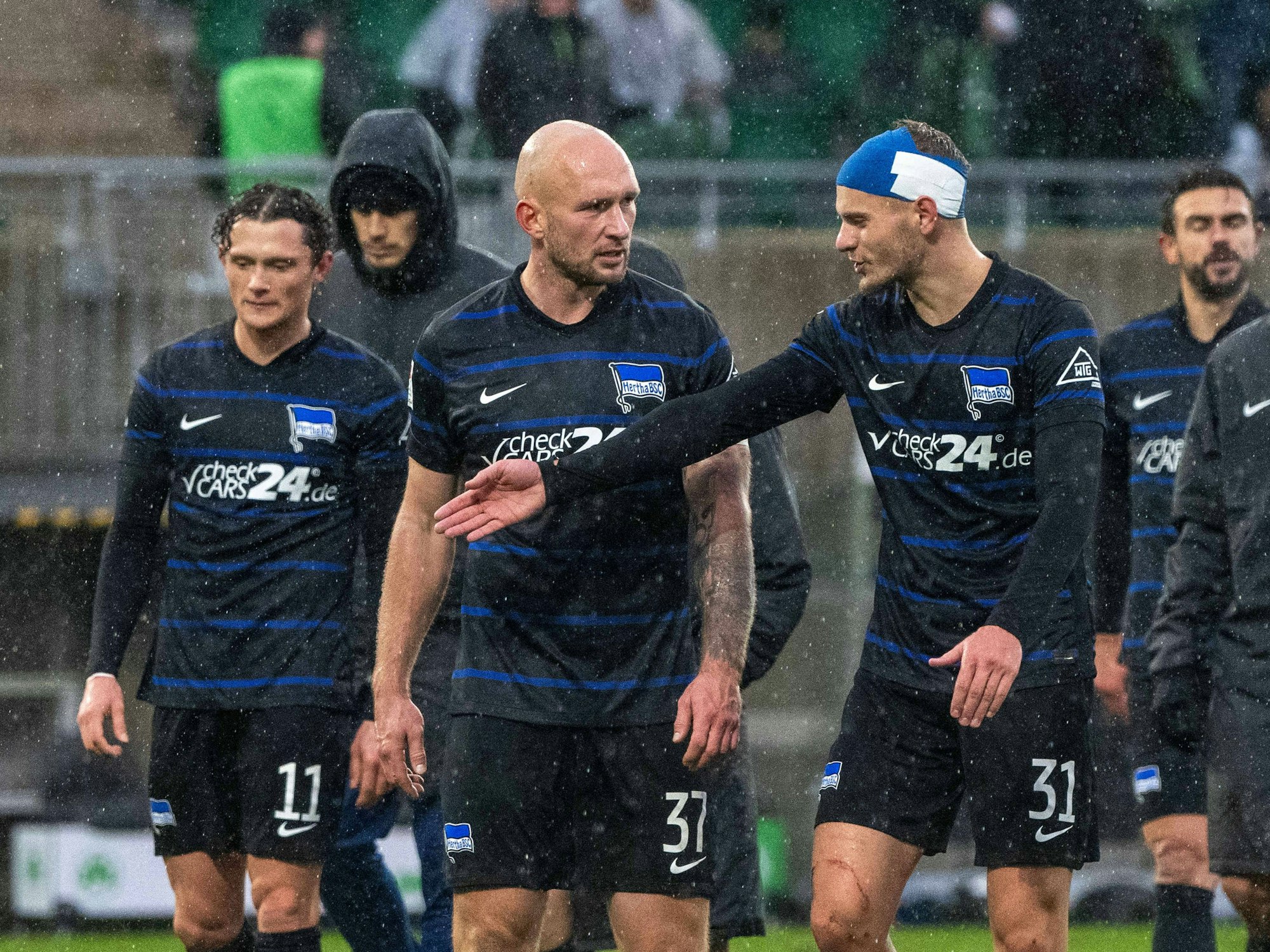 Fabian Reese mit seinen Teamkollegen Toni Leistner und Marton Dardai nach der Niederlage bei Greuther Fürth.