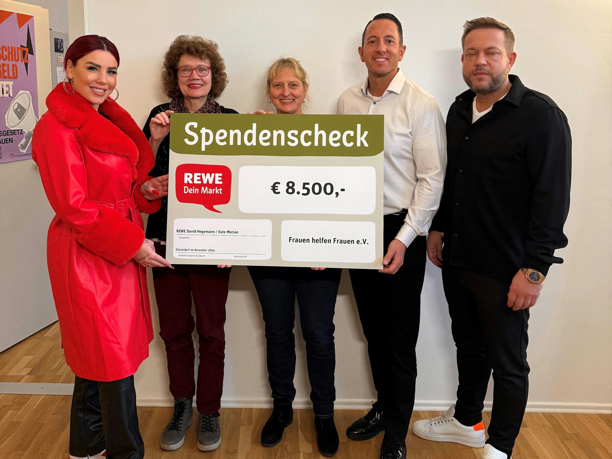 Kater Merlan (l.) bei der Spendenübergabe mit Claudia Schrimpf und Ute Fingaß (vom Verein „Frauen helfen Frauen“), Spender David Hegemann und Galerist Dennis Kessmeyer (Pop Art Gallery)