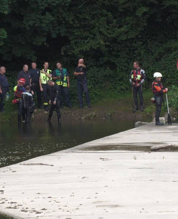 Rettungskräfte sind an der Lenne am Nachrodter Wehr im Einsatz. Ein zuvor als vermisst gemeldeter 15-Jähriger ist am Abend in Nachrodt-Wiblingwerde (Märkischer Kreis) tot aus der Lenne geborgen worden.