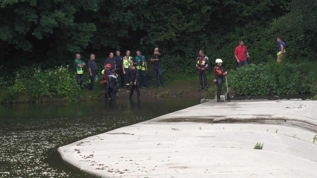 Rettungskräfte sind an der Lenne am Nachrodter Wehr im Einsatz. Ein zuvor als vermisst gemeldeter 15-Jähriger ist am Abend in Nachrodt-Wiblingwerde (Märkischer Kreis) tot aus der Lenne geborgen worden.