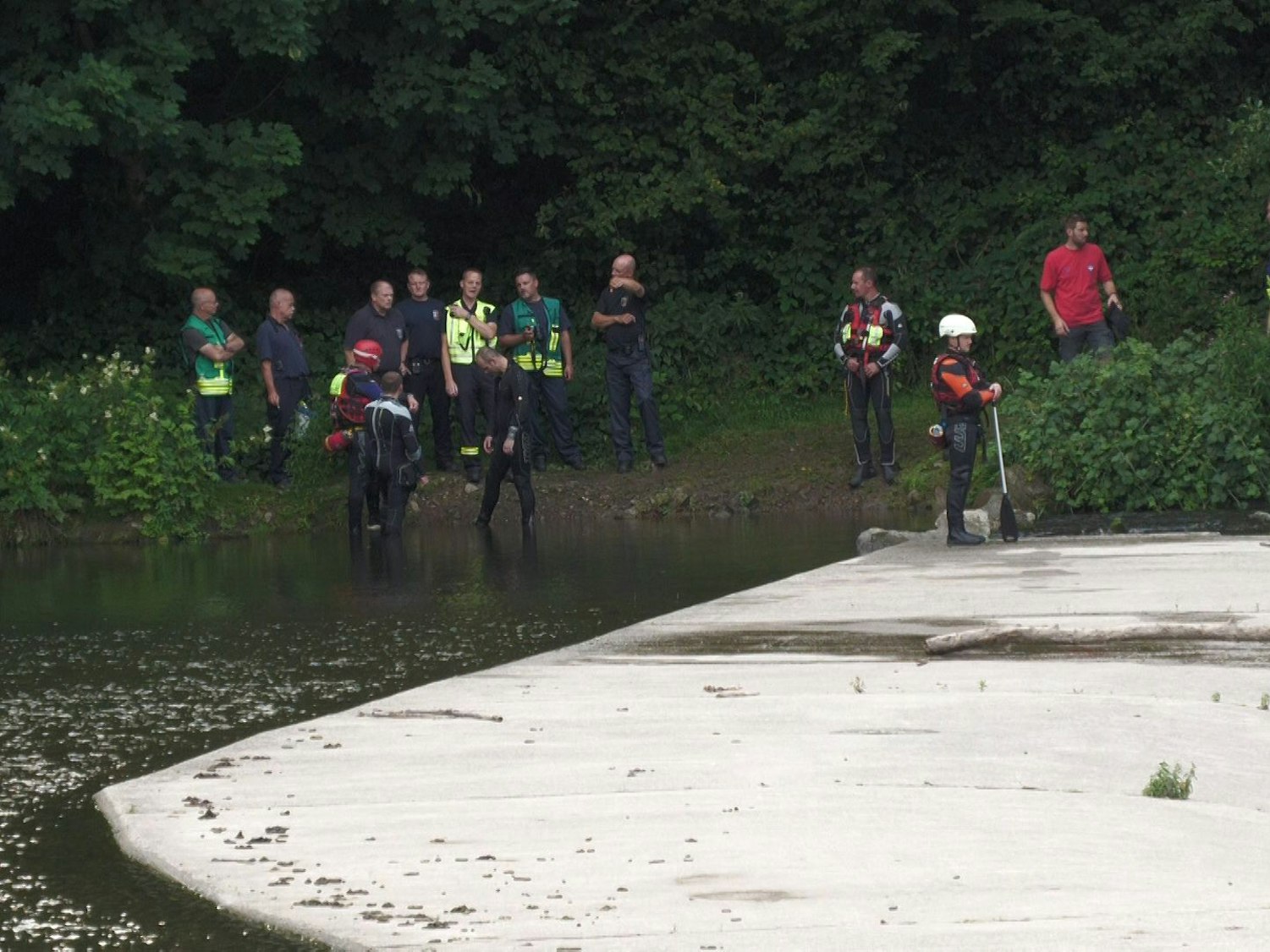 Rettungskräfte sind an der Lenne am Nachrodter Wehr im Einsatz. Ein zuvor als vermisst gemeldeter 15-Jähriger ist am Abend in Nachrodt-Wiblingwerde (Märkischer Kreis) tot aus der Lenne geborgen worden.